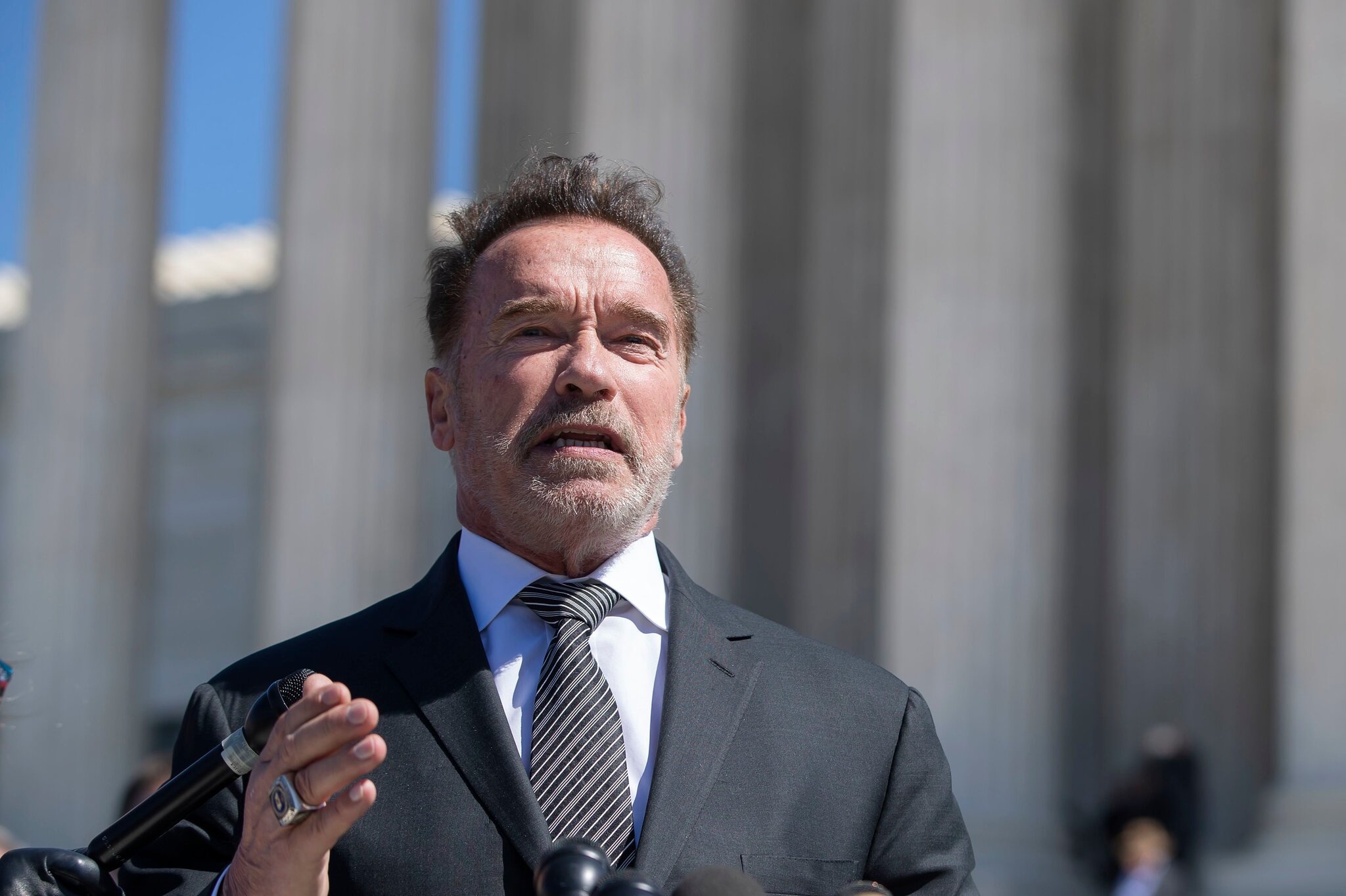 Arnold Schwarzenegger tặng 25 căn nhà cho cựu chiến binh