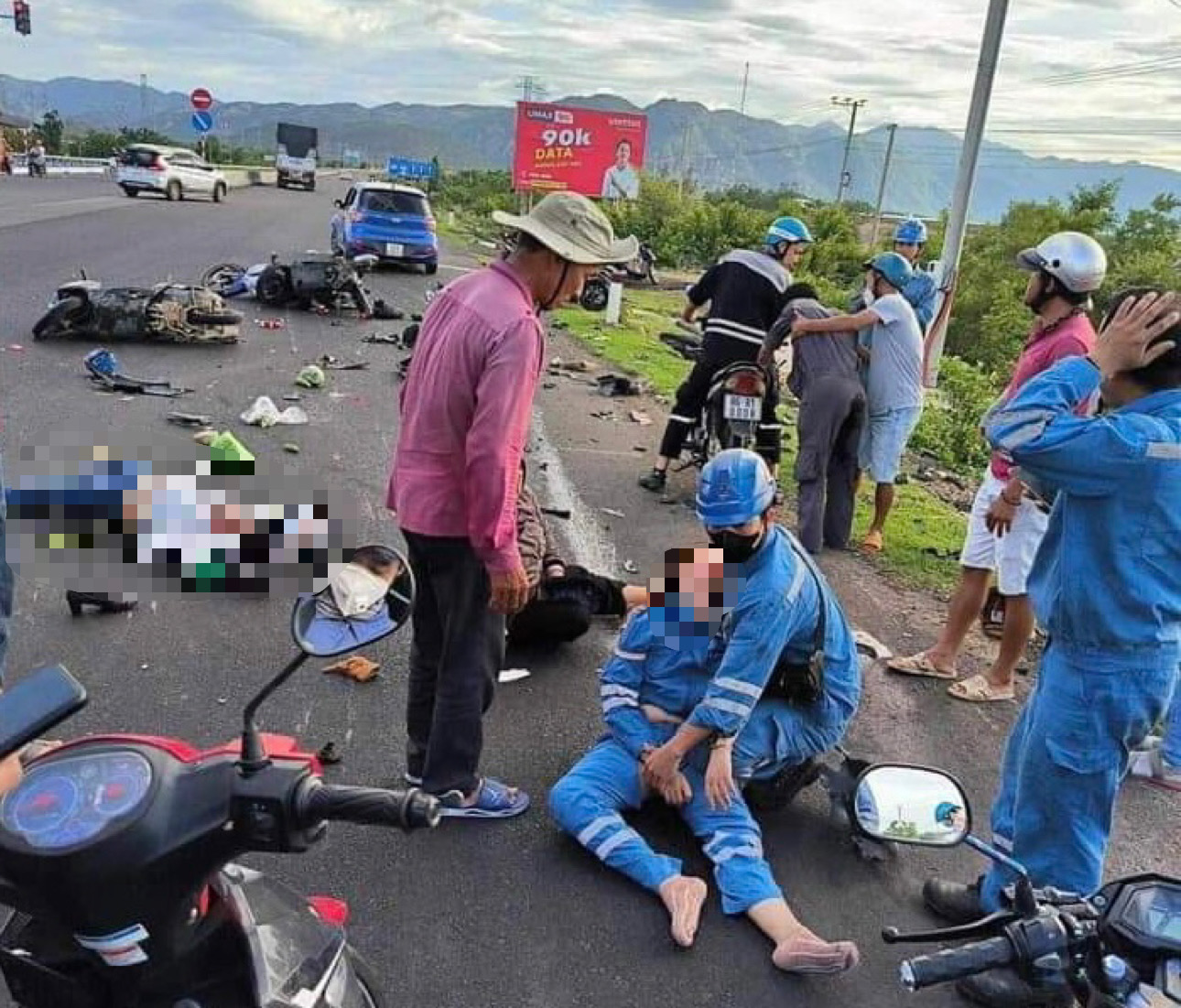 Bình Thuận: Dừng đèn đỏ, nhiều xe máy bất ngờ bị tông