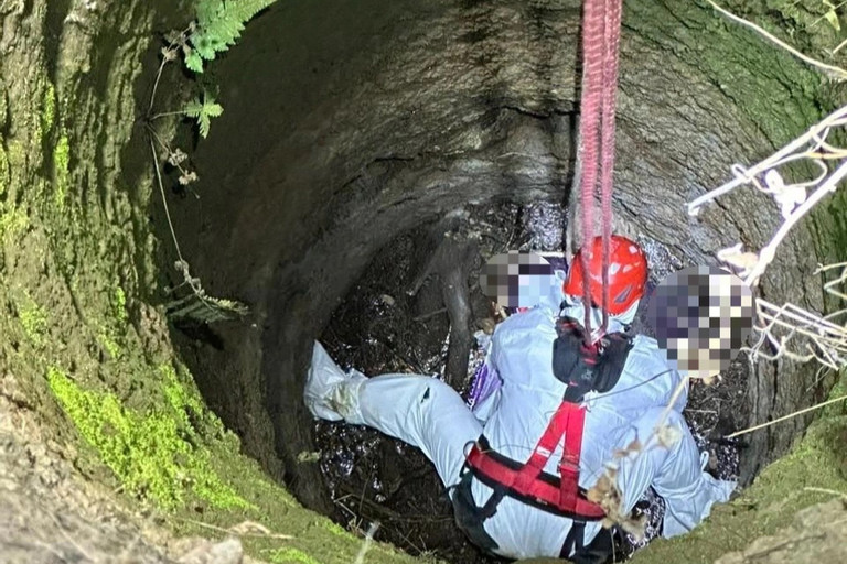  Cảnh sát đu dây vớt thi thể người đàn ông dưới giếng sâu