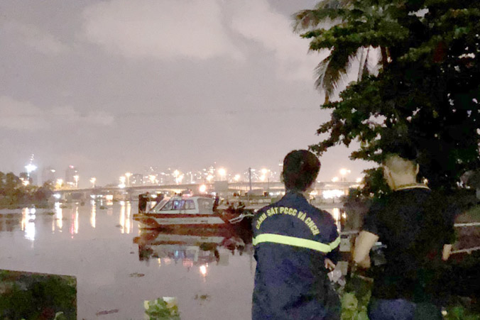  Cảnh sát lặn sông Sài Gòn trong đêm tìm người nhảy cầu