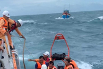 Chìm tàu, 5 người mất tích ở biển Khánh Hoà