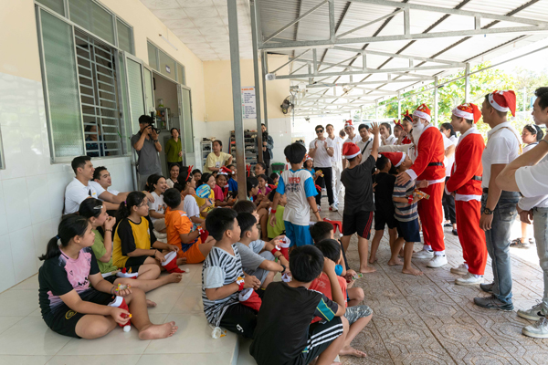  Dàn Fitness Supermodel Vietnam tặng quà cho trẻ em nghèo dịp Giáng Sinh