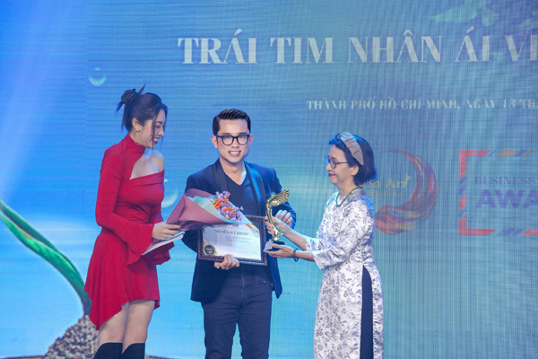 Đạo diễn Nguyễn Quý Khang nhận Đại sứ Nhân Ái Việt Nam 2022
