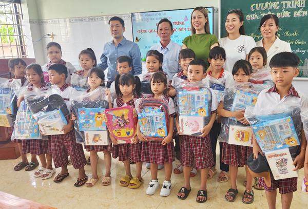  Diễn viên Mỹ Hạnh về thăm lại trường cũ và tặng quà cho học sinh nghèo