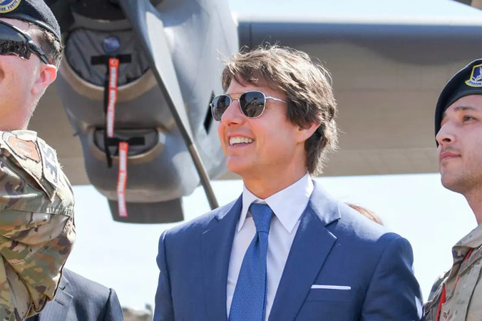  Đồng nghiệp bức xúc vì Tom Cruise hạ trực thăng tại phim trường