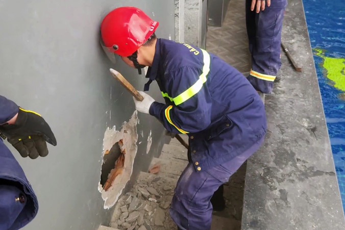  Đục tường cứu hai khách Trung Quốc kẹt trong thang máy