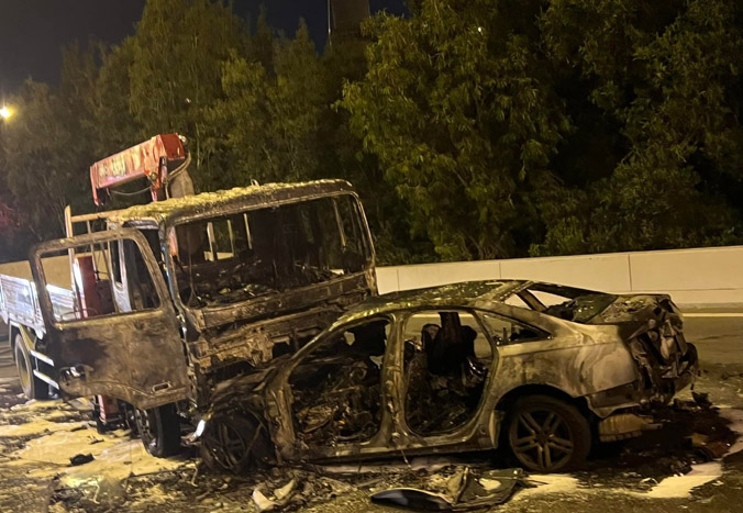 Hai ôtô đối đầu rồi bốc cháy trên đại lộ Mai Chí Thọ, 2 người tử vong