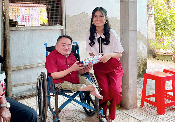 Hoa Hậu Môi trường Nguyễn Thanh Hà về quê hương Bến Tre trao tặng yêu thương