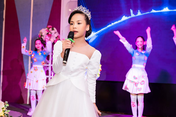 Hoa hậu nhí Phùng Hiểu Anh diện áo dài của NTK Phương Hồ đi thi Quốc tế