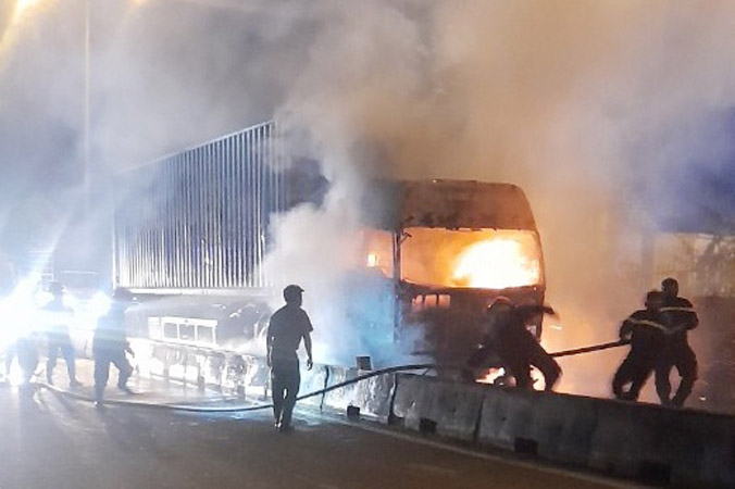 Hỏa hoạn thiêu rụi xe container trên quốc lộ 1