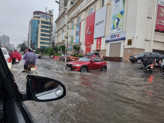  Mưa lớn giờ cao điểm, nhiều tuyến phố Hà Nội ngập nặng