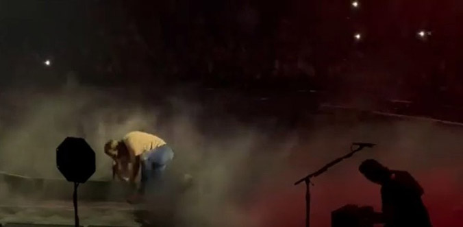  Nam ca sĩ ngã nhào trên sân khấu vì khói