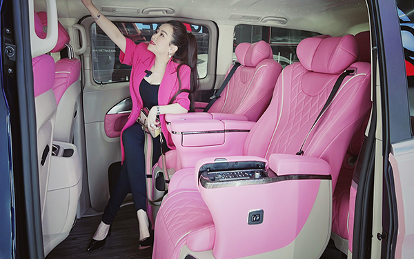 Nghệ sĩ Kiều Linh ‘tậu’ xế hộp màu hồng nữ tính hơn 3 tỉ đồng 