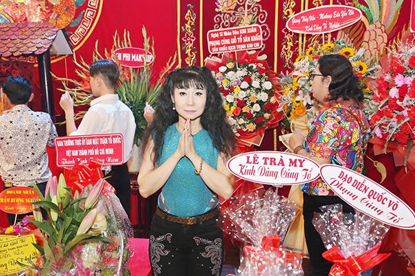  Nghệ sĩ Uguyên Thảo trẻ trung  đi cúng Tổ tại sân khấu kịch Trịnh Kim Chi