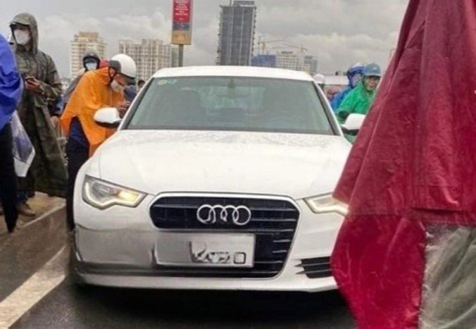  Người đàn ông bỏ lại xe Audi trước khi tử vong dưới chân cầu Nhật Tân