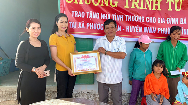 NSƯT Trịnh Kim Chi trao 3 căn nhà tình thương cho người nghèo đón Tết