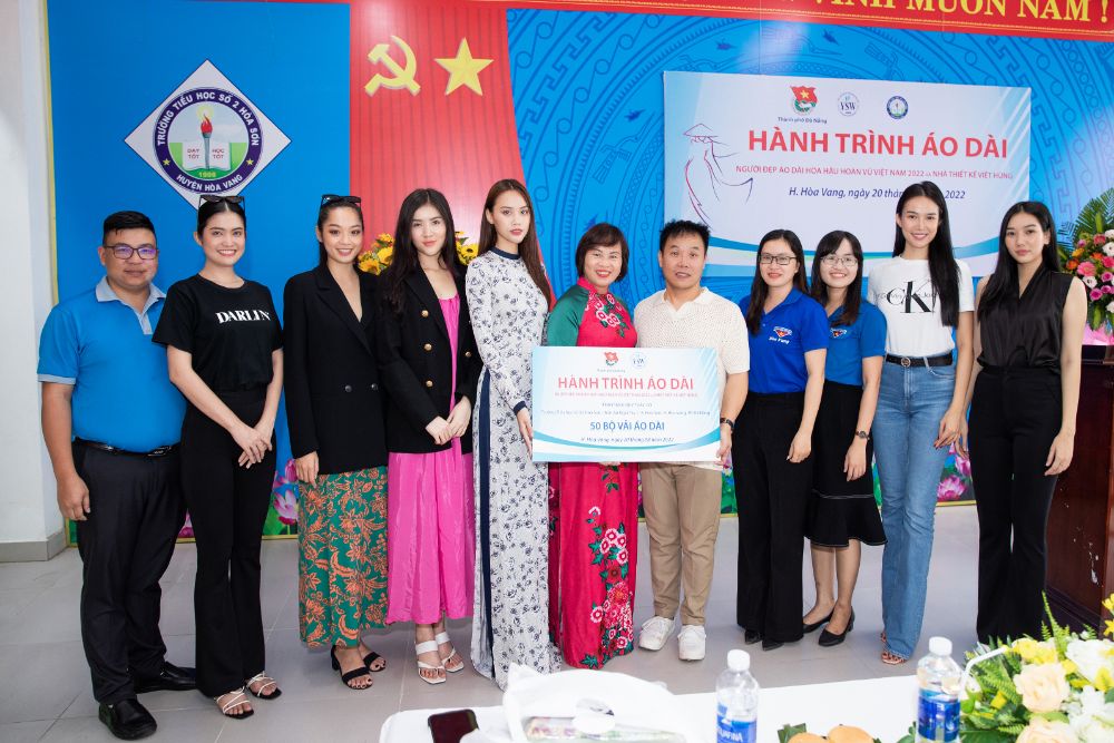  NTK Việt Hùng cùng Người đẹp Đặng Hoàng Tâm Như giản dị trao quà cho các cô giáo