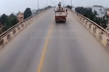 Ô tô tải va ngã 2 người đi xe máy trên cầu rồi bỏ chạy