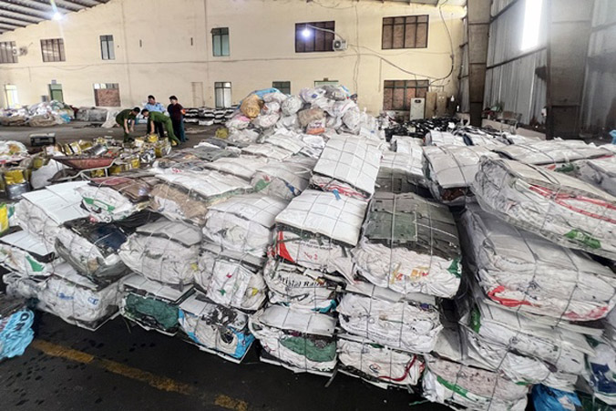  Phát hiện nhà xưởng chứa hàng chục tấn rác thải rắn nguy hại