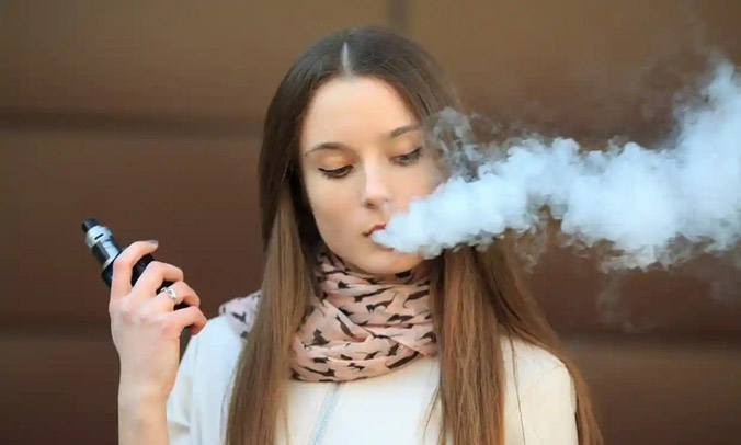  Phụ nữ trẻ vượt mặt nam giới về hút thuốc lá điện tử