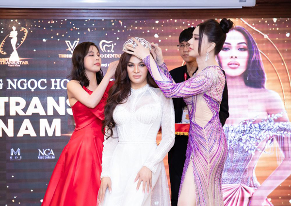 Trương Ngọc Hoàng Kim lộng lẫy đội vương miện Miss Trans Star Việt Nam 2023 