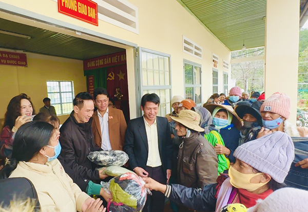 Vợ chồng Lý Hải mang 3500 áo ấm tặng bà con đồng bào