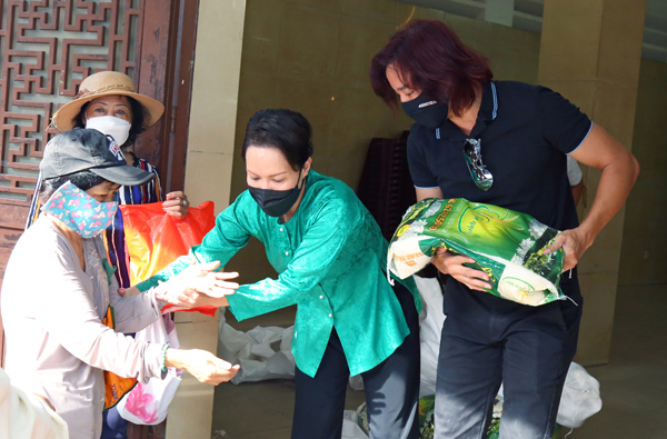 Vợ chồng Việt Hương - Hoài Phương trao tặng 10 tấn gạo cho bà con nghèo