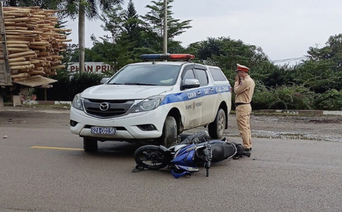  Xe máy va chạm ôtô tuần tra của cảnh sát, một người tử vong