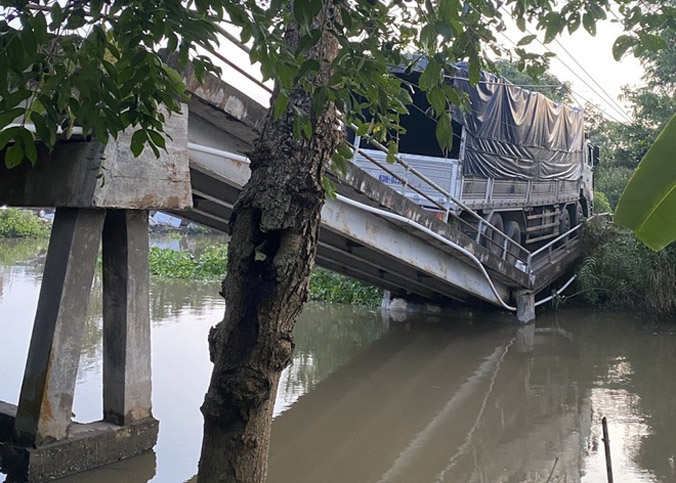 Xe tải chở gạo làm sập cầu nông thôn ở Đồng Tháp