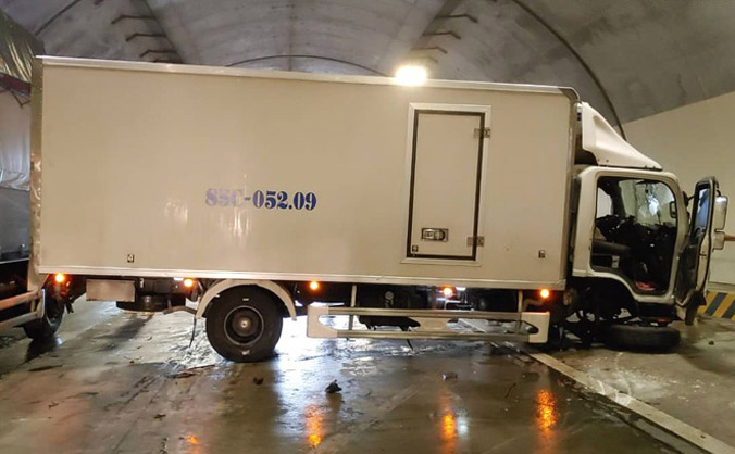 Xe tải nổ lốp trong hầm, cao tốc Đà Nẵng - Quảng Ngãi ùn tắc